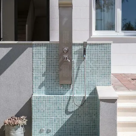 House Ivan John *